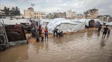 غرق عشرات خيام النازحين جراء الأمطار في مواصي خان يونس جنوبي غزة غرق عشرات خيام النازحين جراء الأمطار في مواصي خان يونس جنوبي غزة