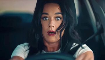 كاتي بيري تعود بأغنية جريئة تكشف أسرار انهيار علاقتها بأورلاندو بلوم