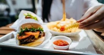 هل الوجبات السريعة وقلة النشاط سبب ارتفاع الإصابة بالسرطان بين الشباب؟