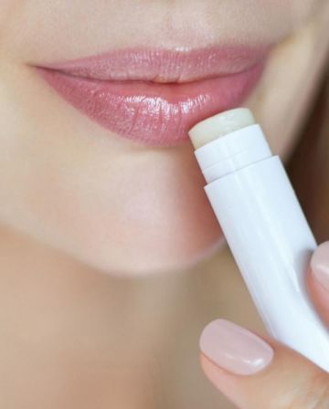زيوت الشفاه أم الغلوس؟ .. اكتشفي البطل الحقيقي لترطيب شفتيك