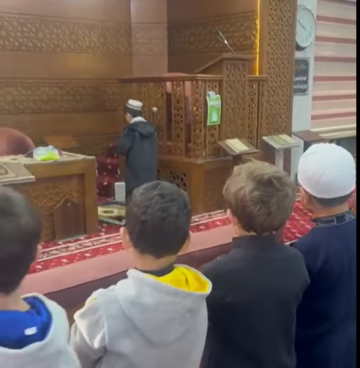 طالب في الصف الثاني يترنم بصوته الجميل ويؤم بزملائه في المسجد (فيديو)