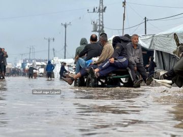 المنخفض الجوي يغرق آلاف الخيام في غزة وسط بنية منهارة ودمار واسع