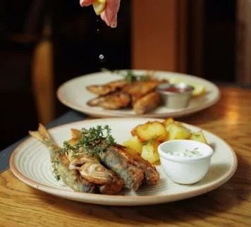 طريقة عمل طاجن السمك بالبصل والبطاطس.. نكهة بحرية بطابع بيتى دافئ طريقة عمل طاجن السمك بالبصل والبطاطس.. نكهة بحرية بطابع بيتى دافئ