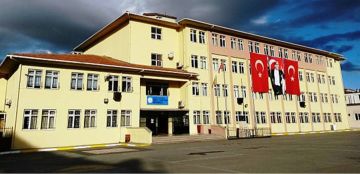 مدير مدرسة يدفع طالبا مصابا بالتوحد من السلالم.. وفيديو يوثق الحادثة!