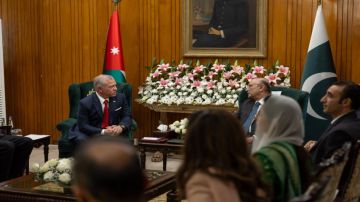 الملك والرئيس الباكستاني يعقدان مباحثات في إسلام آباد الملك والرئيس الباكستاني يعقدان مباحثات في إسلام آباد