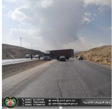 حادث تريلا مسبعة على طريق المفرق الزرقاء تسبب باعاقة حركة السير حادث تريلا مسبعة على طريق المفرق الزرقاء تسبب باعاقة حركة السير