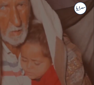 في مشهد مؤلم .. طفلة تحتمي بجدها داخل خيمة تغمرها الأمطار في خان يونس (فيديو) في مشهد مؤلم .. طفلة تحتمي بجدها داخل خيمة تغمرها الأمطار في خان يونس (فيديو)