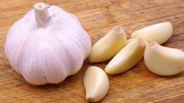 ماذا يحدث لجسمك عندما تمضغ الثوم النيئ في الصباح؟