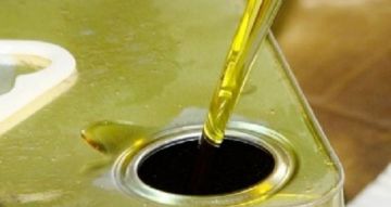 نقص المعروض يدفع قطاع المواد الغذائية لتجديد المطالبة بالسماح باستيراد زيت الزيتون