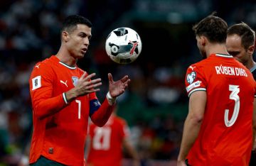 تكريم على طريقة الأساطير.. رونالدو يقدم هدايا ثمينة لمنتخب البرتغال (صور)