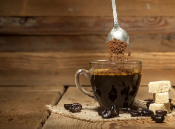 خطر صباحي لا تتوقعه: فنجان القهوة سريعة الذوبان قد يهدد شبكية عينك بالعمى