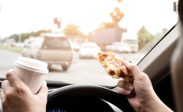 هل الأكل والشرب بالسيارة يعد مخالفة؟ هل الأكل والشرب بالسيارة يعد مخالفة؟