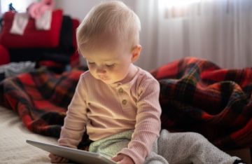 هل فعلا يؤثر الضوء الأزرق على نوم الأطفال؟