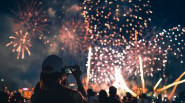 الألعاب النارية تتسبب بكارثة في موكب زفاف بدمشق الألعاب النارية تتسبب بكارثة في موكب زفاف بدمشق