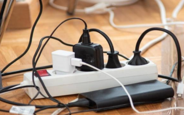 ما عواقب ترك الشاحن موصولا بالكهرباء؟ ما عواقب ترك الشاحن موصولا بالكهرباء؟