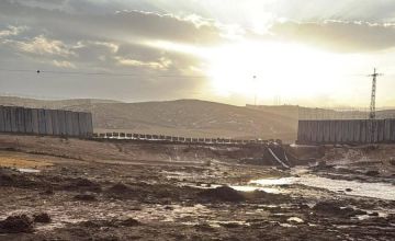 أمطار غزيرة تؤدي لانهيار جزئي بجدار الفصل العنصري في الخليل