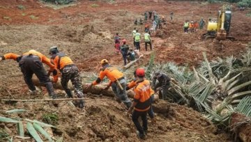 انزلاق تربة في إندونيسيا يودي بحياة شخصين ويترك 21 مفقودا انزلاق تربة في إندونيسيا يودي بحياة شخصين ويترك 21 مفقودا