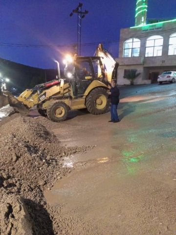 بلدية عجلون الكبرى تواصل العمل لإعادة فتح الطرق الحيوية بعد الأمطار الغزيرة بلدية عجلون الكبرى تواصل العمل لإعادة فتح الطرق الحيوية بعد الأمطار الغزيرة