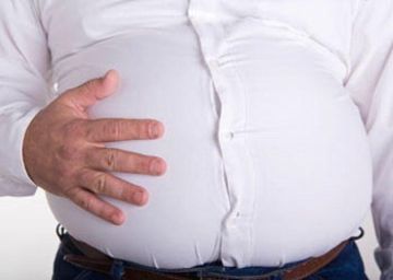 عادات شائعة تسبب انتفاخ البطن .. فما هي؟