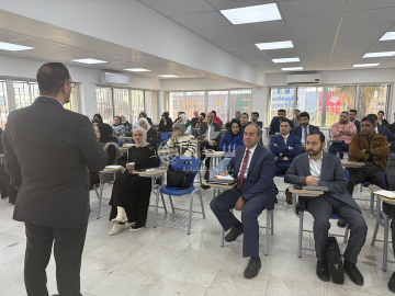 من رئاسة الحكومة إلى قاعة التدريب بشر الخصاونة يحضر أولى محاضراته ويجلس بين المتدربين - صورة