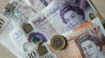 الجنيه الإسترليني عند أعلى مستوى في شهر بعد إعلان الموازنة