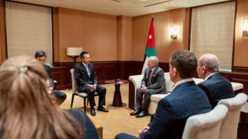 الملك يلتقي رئيس منظمة التجارة الخارجية اليابانية ويدعو لبحث إنشاء نافذة استثمارية مشتركة الملك يلتقي رئيس منظمة التجارة الخارجية اليابانية ويدعو لبحث إنشاء نافذة استثمارية مشتركة