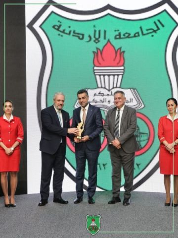 إعلام الجامعة الأردنية يتوج بجائزة أفضل اتصال مؤسسي إعلام الجامعة الأردنية يتوج بجائزة أفضل اتصال مؤسسي