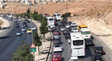 ازدحام مروري خانق في شارع الأردن بعد تصادم 3 مركبات