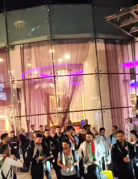 بالفيديو .. استقبال جماهيري حافل للنشامى لحظة وصولهم إلى الدوحة