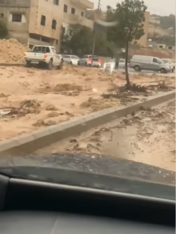 بالفيديو .. سيول وأضرار على طريق شفا بدران - بيرين جراء الأمطار الغزيرة