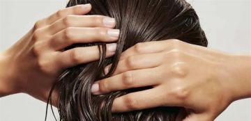 أخطاء تدمر شعرك المبلل.. ابتعدي عنها أخطاء تدمر شعرك المبلل.. ابتعدي عنها