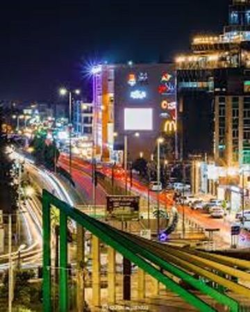 شباب إربد بين الأمل والرحيل... الهجرة حلم يزاحم دفء المقاهي وذكريات الوطن