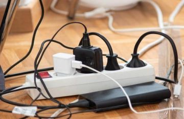 ما عواقب ترك الشاحن موصولا بالكهرباء؟