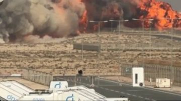 مشهد جديد للطيار قبيل مقتله وتحطم طائرته في دبي مشهد جديد للطيار قبيل مقتله وتحطم طائرته في دبي