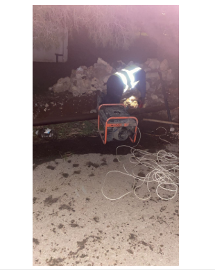  تريلا تتسبب بقطع اسلاك أعمدة إنارة في شارع الحصن .. وتغرقه في الظلام