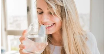 ماذا يحدث للجسم عند شرب أقل من نصف لتر ماء يوميا؟