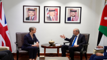 الصفدي وكوبر يبحثان تعزيز التعاون الأردني-البريطاني وجهود استقرار غزة والمنطقة