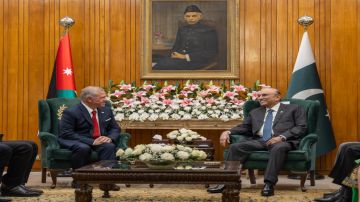 الملك والرئيس الباكستاني يبحثان مستجدات الشرق الأوسط وجهود حل الدولتين