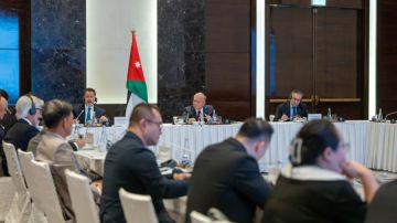 الملك يجتمع بممثلين عن شركات فيتنامية رائدة في قطاع المحيكات الملك يجتمع بممثلين عن شركات فيتنامية رائدة في قطاع المحيكات