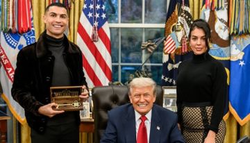 صنع خصيصا له.. ترامب يهدي كريستيانو مفتاح المكتب البيضاوي صنع خصيصا له.. ترامب يهدي كريستيانو مفتاح المكتب البيضاوي