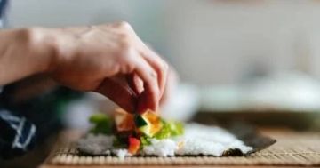 طريقة عمل السوشي في البيت بخطوات سريعة وطعم لا يقاوم