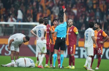 غلطة سراي يتلقى هزيمة مفاجئة على أرضه في دوري أبطال أوروبا غلطة سراي يتلقى هزيمة مفاجئة على أرضه في دوري أبطال أوروبا