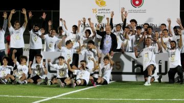 فريق المدارس الإنجليزية يتوج بلقب دوري الناشئين