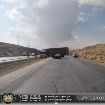 الدوريات الخارجية تتعامل مع حادث تريلا مسبعة على طريق المفرق الزرقاء