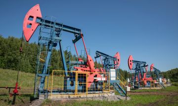 النفط يتراجع لأدنى مستوى في شهر