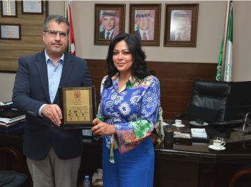 جامعة البترا تكرم خريجتها الإعلامية البارزة ميسون يونس