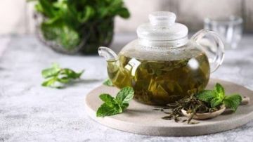 فوائد وأضرار الشاي الأخضر.. مشروب سحري أم خطر محتمل؟