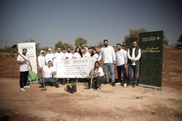 موظفو البنك الأردني الكويتي يشاركون في مبادرة القافلة الخضراء لزراعة الأشجار في محافظة جرش