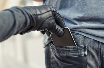 يقترب كالثمل.. ويرقص ثم يسرق! مشهد مثير للدهشة في مدينة نوتينغهام البريطانية (فيديو) يقترب كالثمل.. ويرقص ثم يسرق! مشهد مثير للدهشة في مدينة نوتينغهام البريطانية (فيديو)