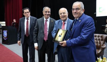 أ.د. حمدان بمؤتمر الجمعية الأردنية للبحث العلمي يستعرض الإنجازات البحثية لجامعة عمان الاهلية أ.د. حمدان بمؤتمر الجمعية الأردنية للبحث العلمي يستعرض الإنجازات البحثية لجامعة عمان الاهلية